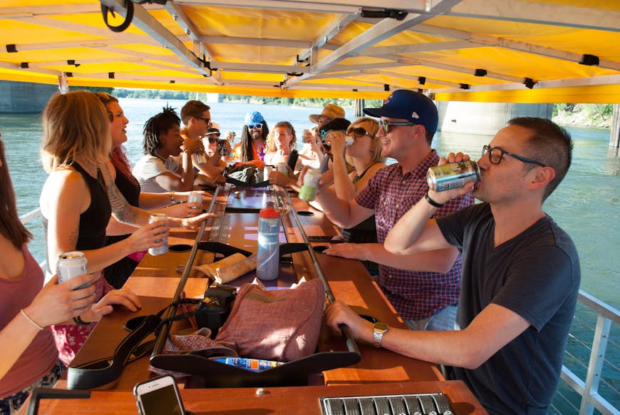 Människor som sitter runt en bar på en båt med en markis ovanför