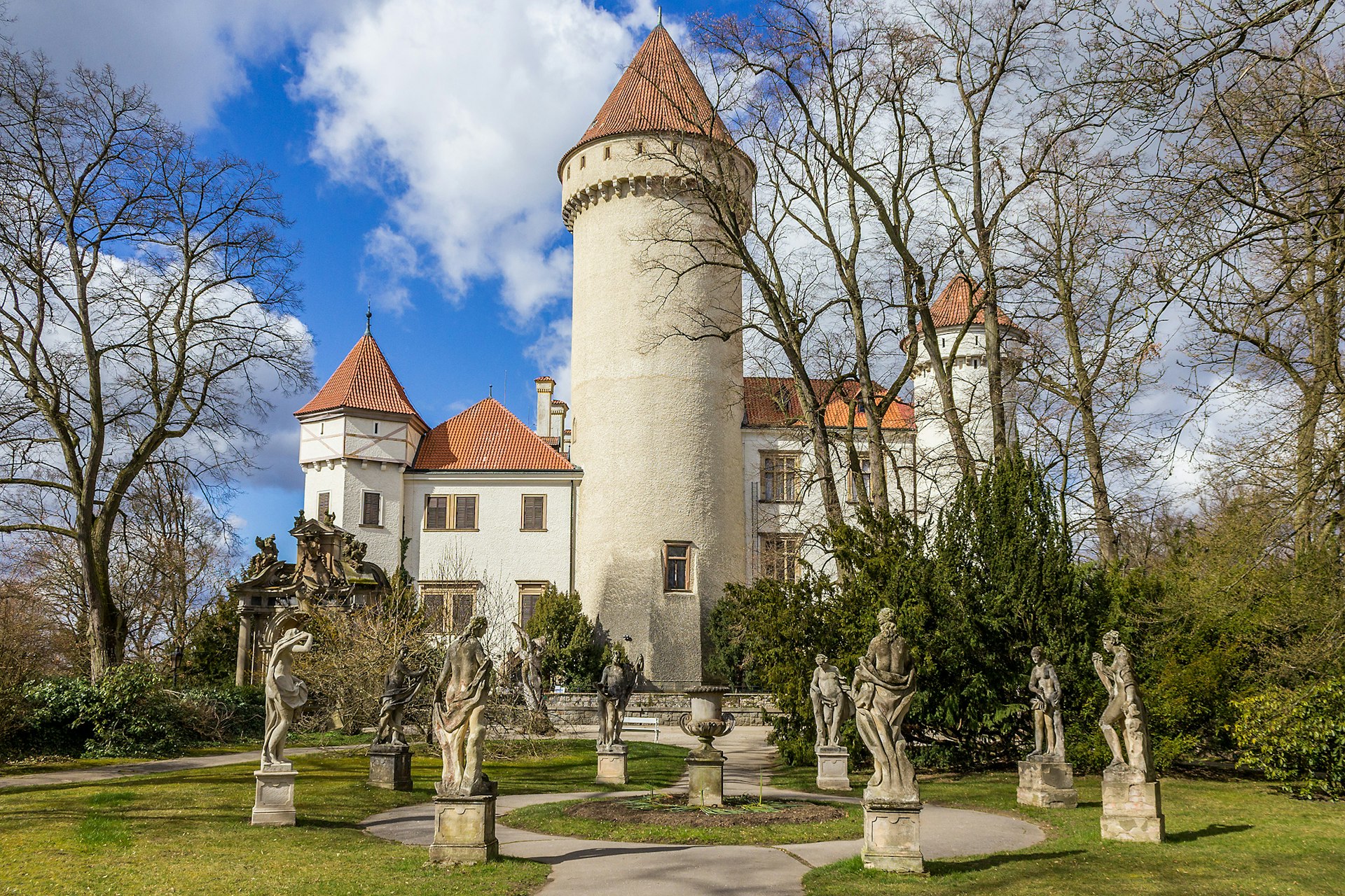 Statyer på tomten till slottet Konopiste i Tjeckien