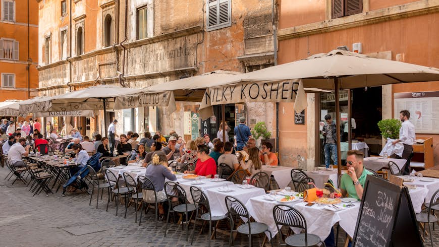 Diners à l'extérieur d'un restaurant dans le quartier du ghetto juif de Rome