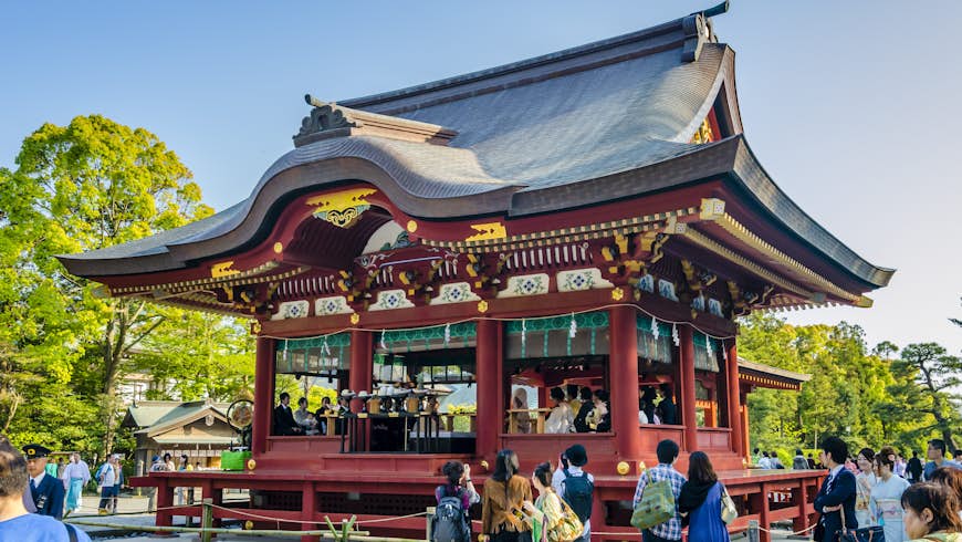 Visitors circle Tsurugaoka Hachimangu, Kamakura's most important shrine