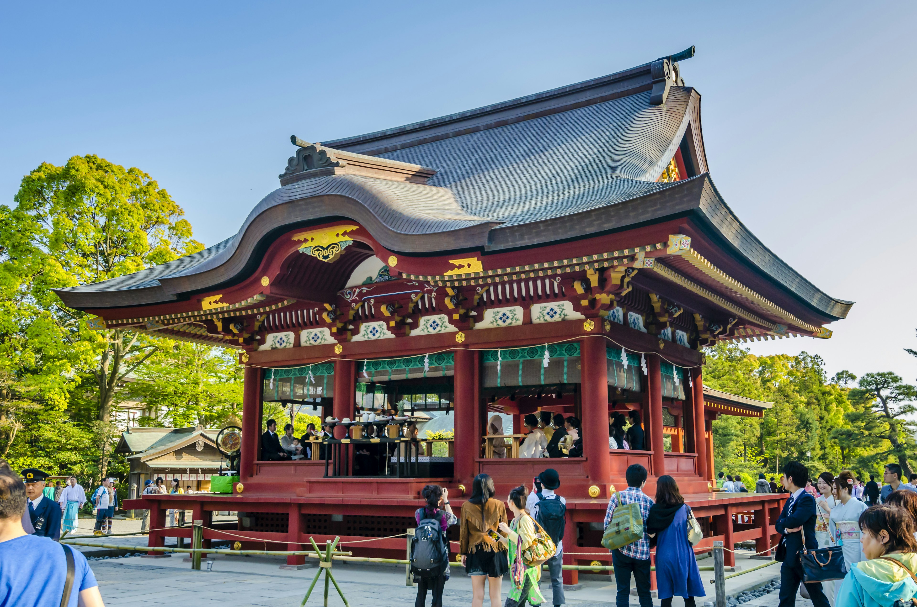 Visitors circle Tsurugaoka Hachimangu, Kamakura's most important shrine