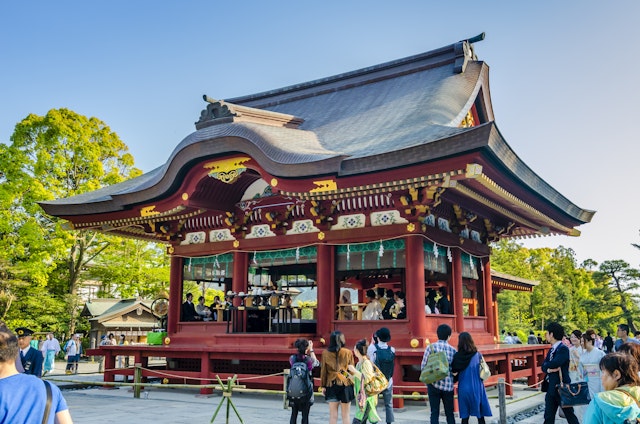 Visitors circle Tsurugaoka Hachimangu, Kamakura's most important shrine