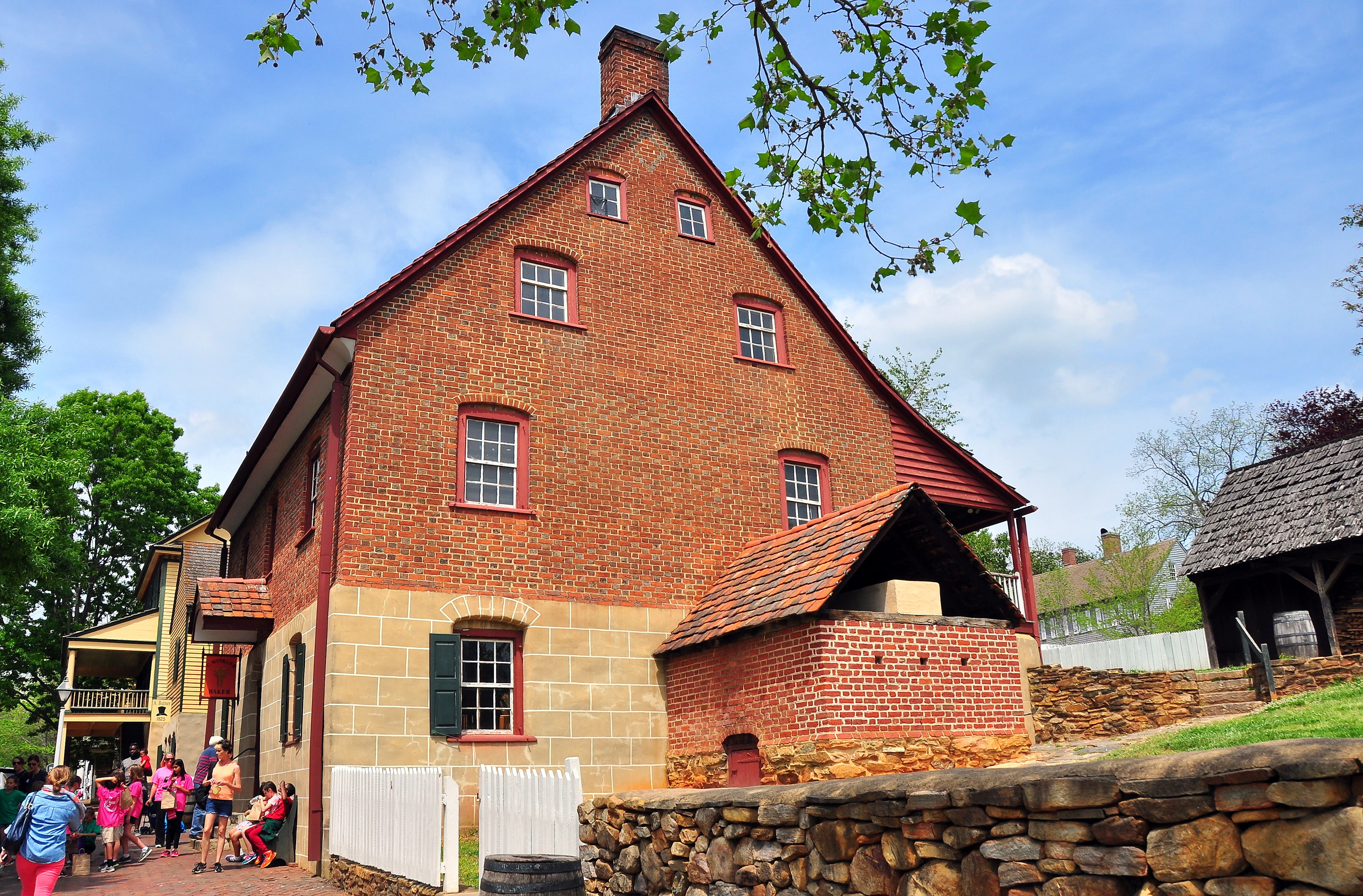Школьные дети посещают историческую пекарню C. Winkler, построенную в 1800 году в Старом Салеме
