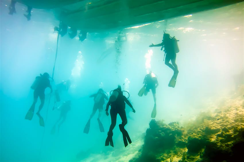 Žmonės, nardantys Blue Hole, jūrinėje smegduobėje Švyturio rife Belize