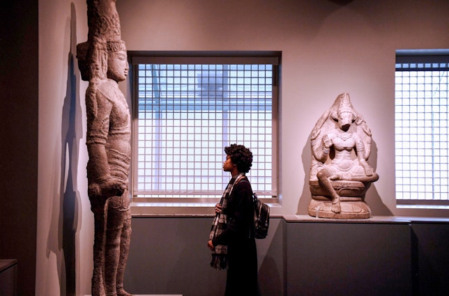 San Francisco, USA. 7th Jan, 2018. A woman visits the Asian Art Museum on Free Sunday in San Francisco, the United States, Jan. 7, 2018