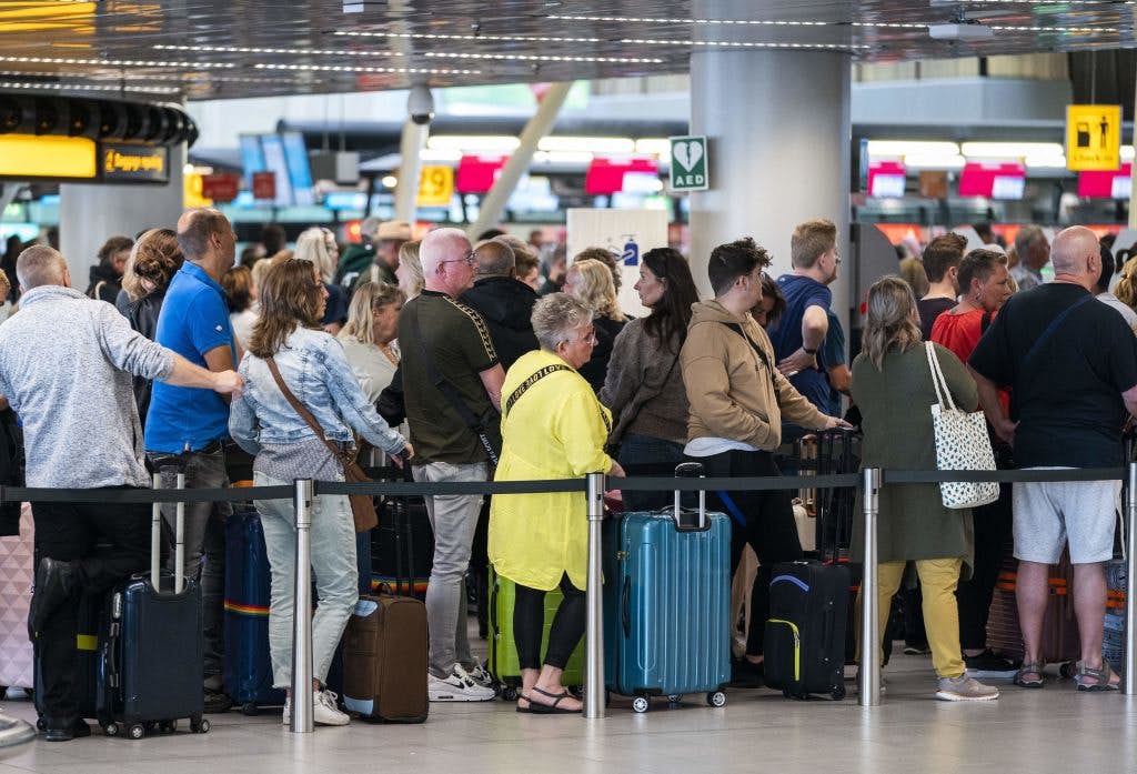 Europe airport chaos: tips to manage long queues and delays