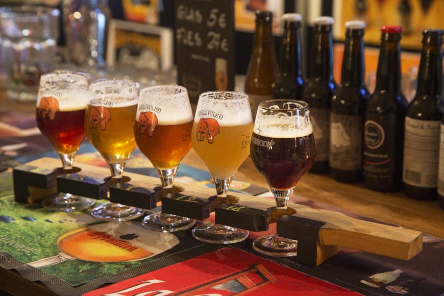 Ölprovtagningsplanka med belgiska öl för ölprovning i flamländskt café.