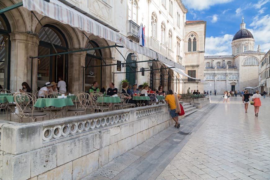 Gäster som sitter på terrassen på Gradska kavana café i Dubrovnik