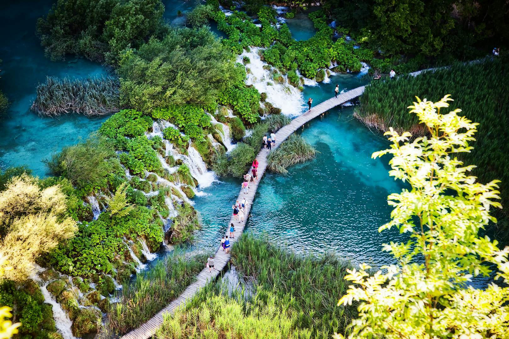 夏季在克罗地亚的普里特维克湖国家公园美丽的瀑布景观；Shutterstock ID 256094920;您：Brian Healy；GL：65050;NetSuite：孤bob官方下载链接独的星球在线社论；完整：在克罗地亚要做的最佳事情