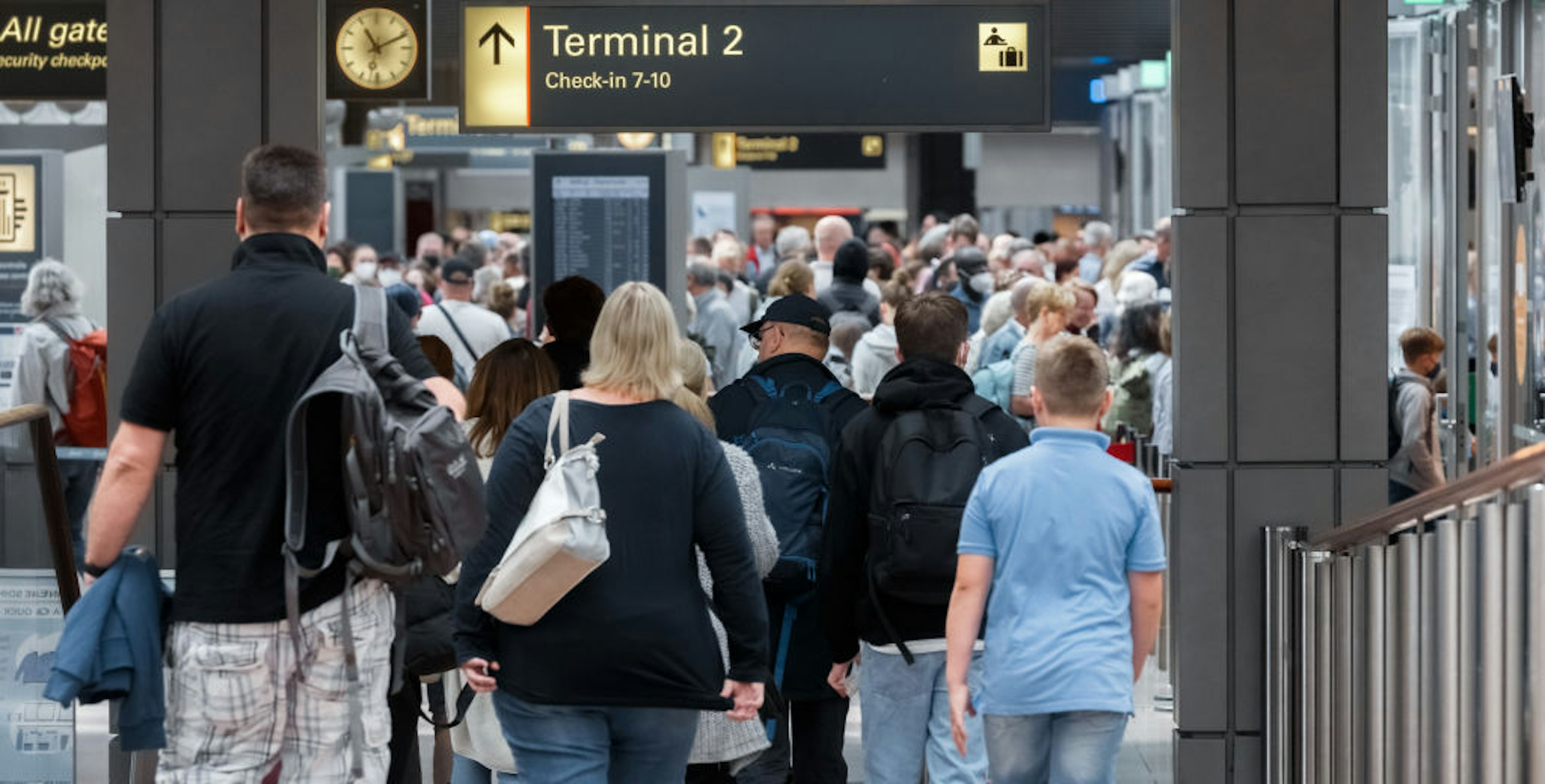 Long queues at security checks and check-in counters at Hamburg