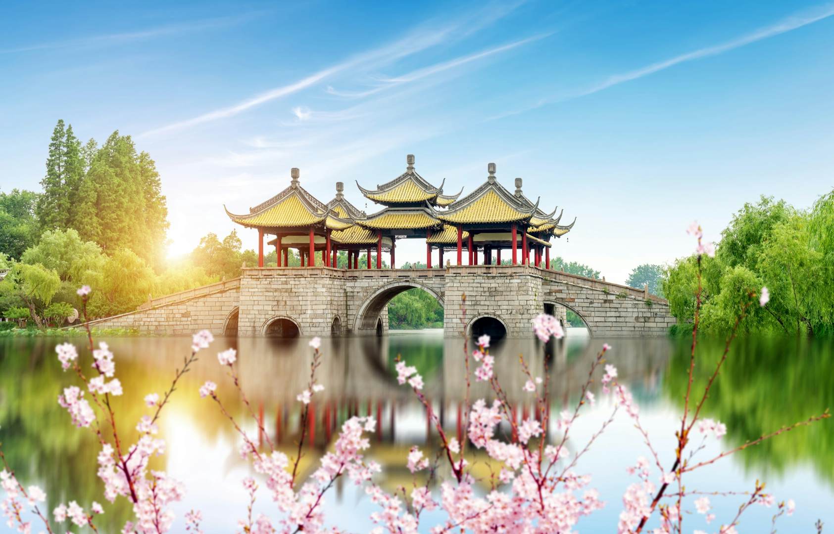Wuting Bridge，也被称为Lotus Bridge，是中国扬州细长的西湖一座著名的古老建筑。