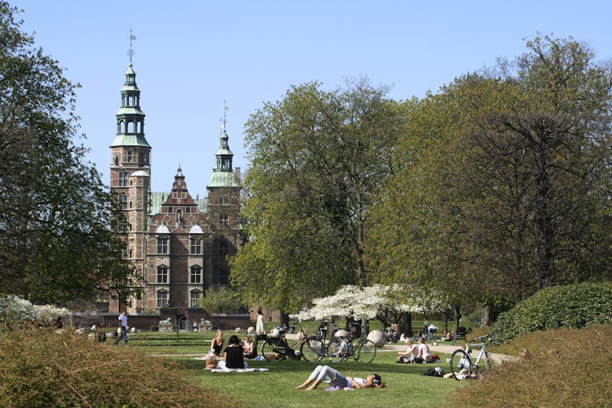 People relaxing in Kongens Have by Rosenborg Slot