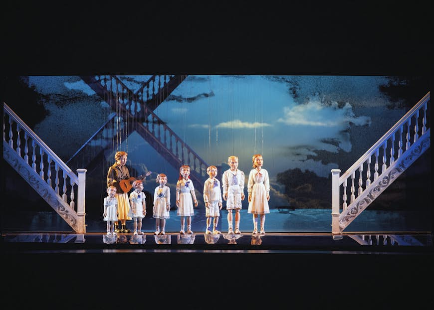 Маппеты в Зальцбургском театре марионеток исполняют оперу Роджерса и Хаммерштейна «Звуки музыки».