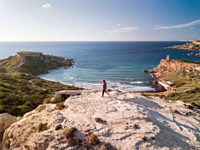 一个年轻人在冬季沿着海岸行走的鸟瞰图 - 一个年轻人沿着马耳他西海岸行走的鸟瞰图