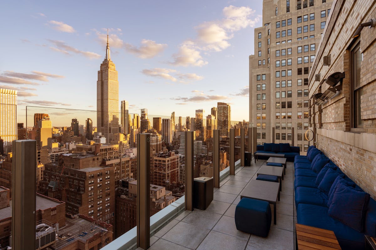 Urban Retreat: Rooftop Skyline Views and Serenity