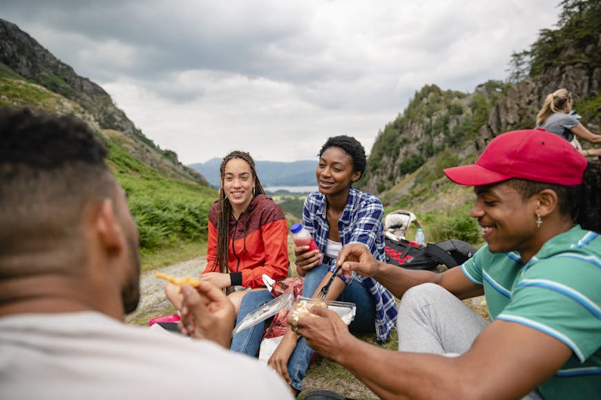 Vänner tar en paus för förfriskningar på en vandring i Lake District