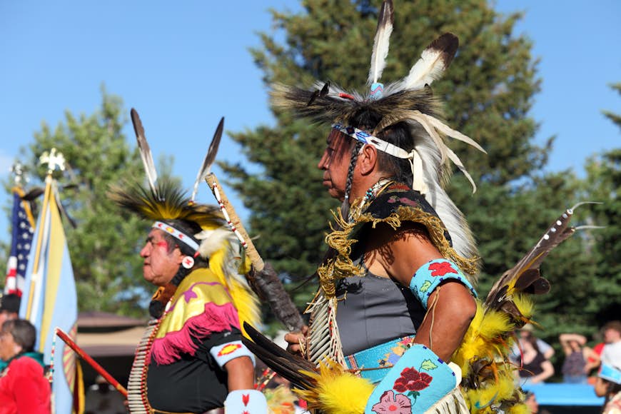 Indijos šokėjos su spalvingu galvos apdangalu Plains Indian muziejuje Pow-wow