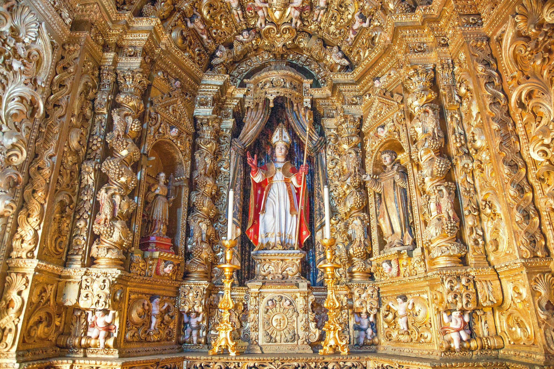  Largo da Sè,  an altar of the Cathedral in Faro, Portugal 