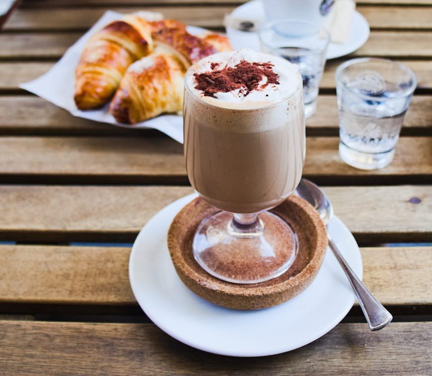 Bicerin es una bebida caliente tradicional originaria de Turín. Está hecho de espresso, bebiendo chocolate y leche entera. pidela en cualqueira de los barrios de turin donde estes