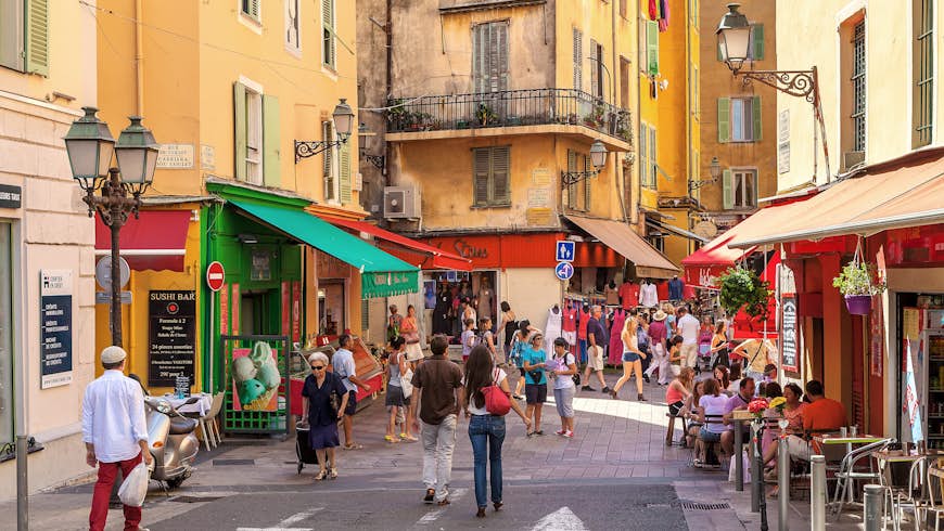 Touristes errant dans la vieille ville de Nice 