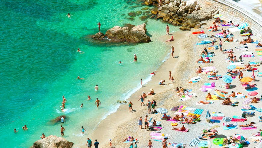 Les amateurs de soleil bordent la plage de galets de Nice
