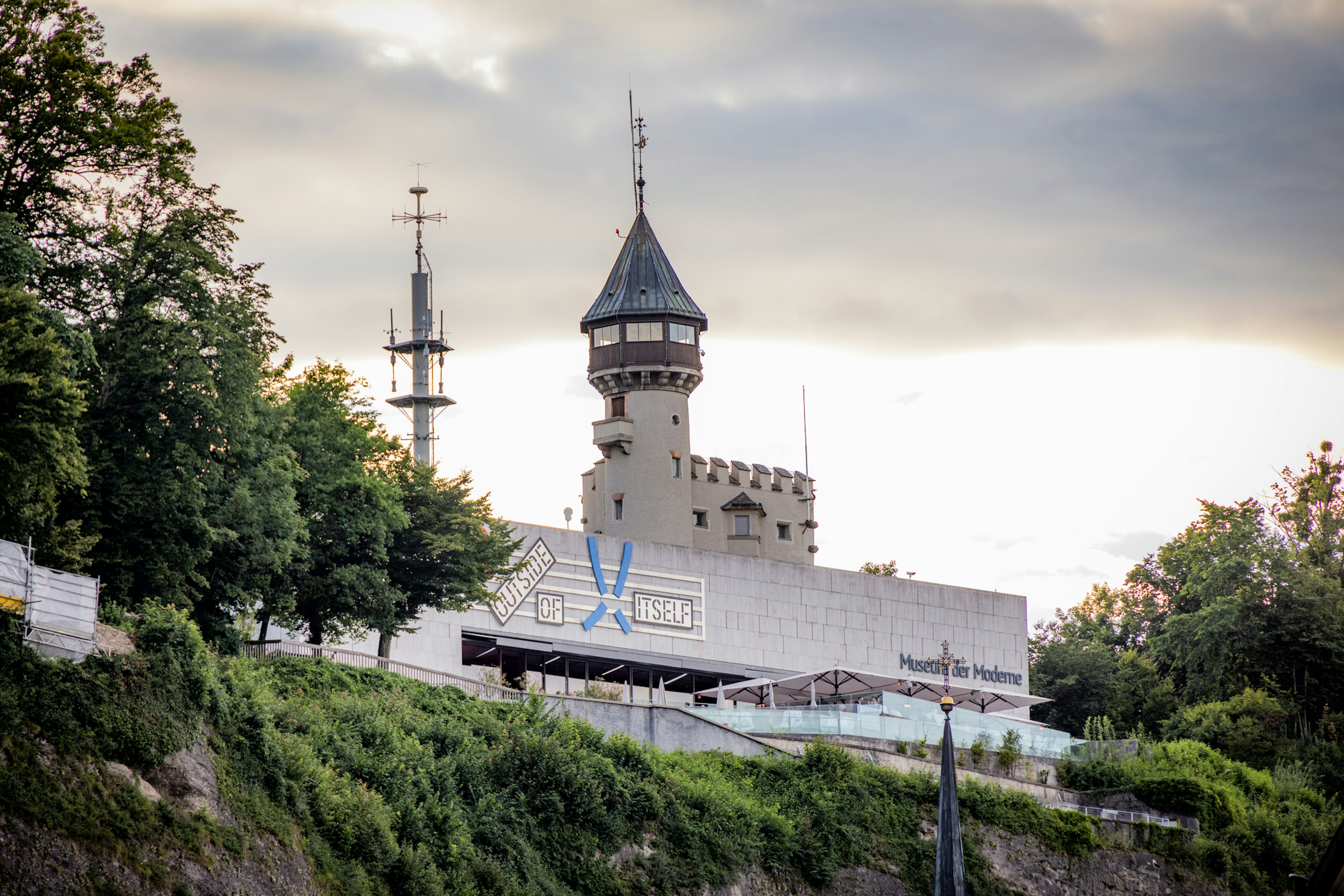 A museum building on a cliff, which is a combination of an old tower and a modern building