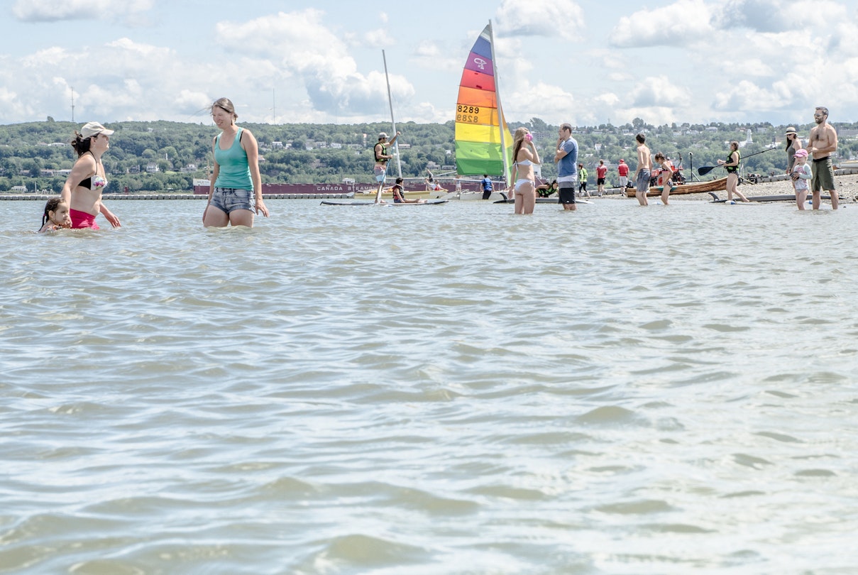 Water of the St-Lawrence river with people in background during summer day