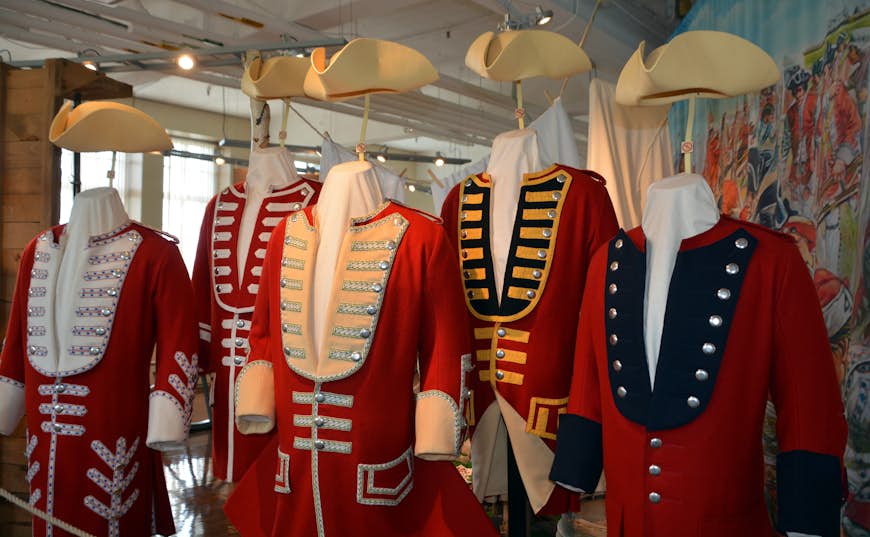 Uniformes militaires britanniques rouges du 18e siècle exposés au Musée des Plaines d'Abraham, Québec, Québec, Canada