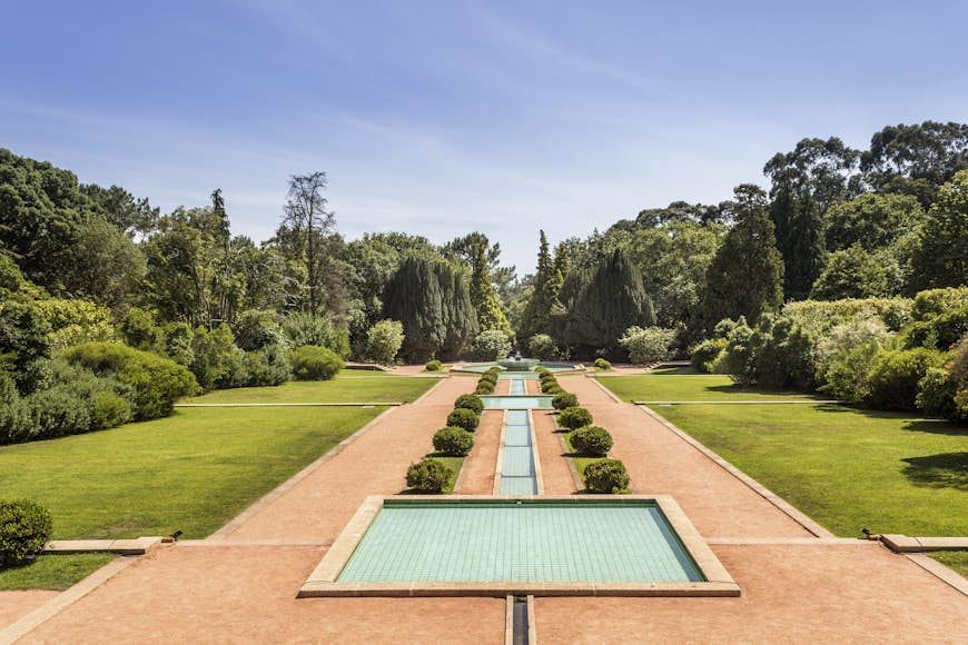 Serralves gardens serralves gardens, a green park that extends over 18 hectares and includes the Museum of Contemporary Art (Serralves Foundation) Porto Portugal