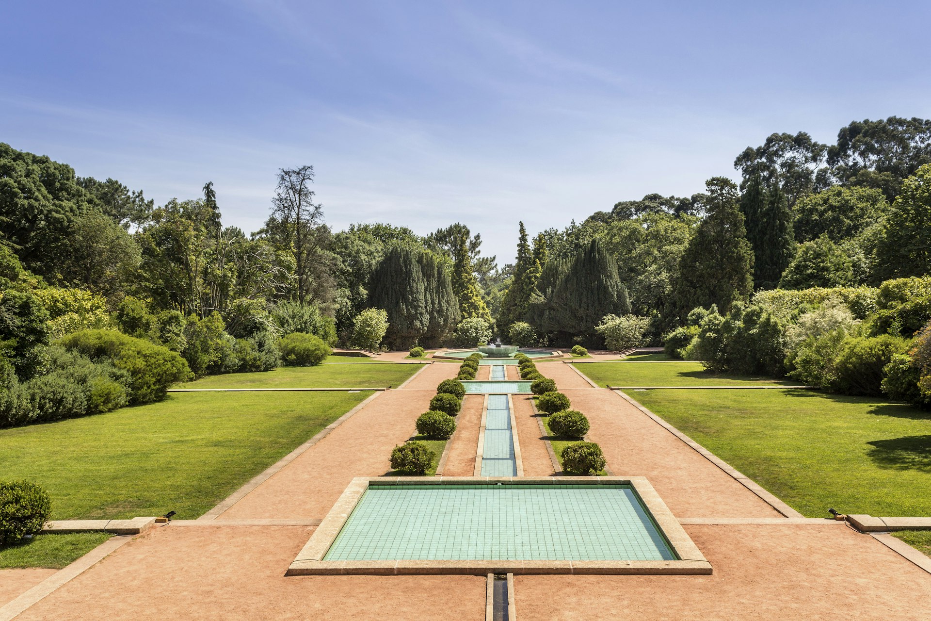 Serralves gardens serralves gardens, a green park that extends over 18 hectares and includes the Museum of Contemporary Art (Serralves Foundation) Porto Portugal