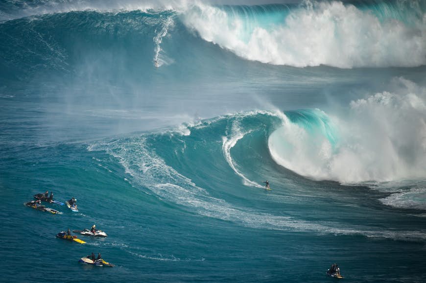 Гигантские волны омывают северный берег Мауи.