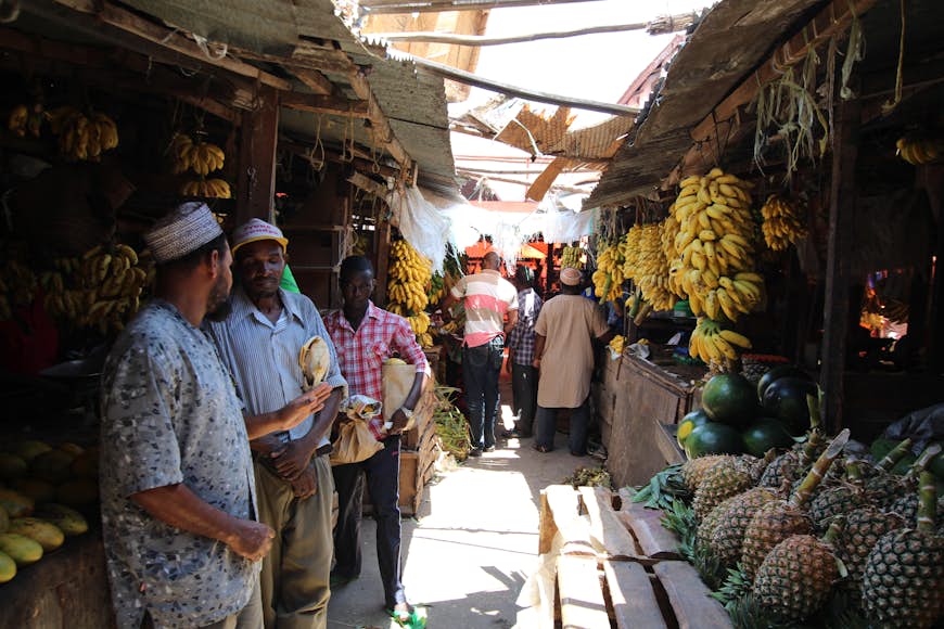 Продавцы, продающие свежие фрукты на рынке Дараджани, Каменный город, Занзибар, Танзания, Индийский океан, Восточная Африка