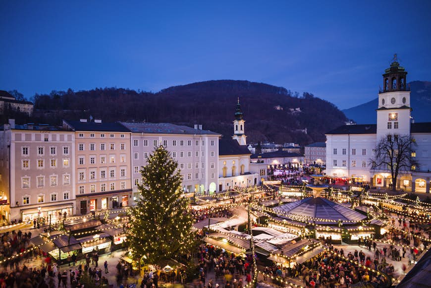 Вид на рождественскую ярмарку на Residenzplatz, Зальцбург