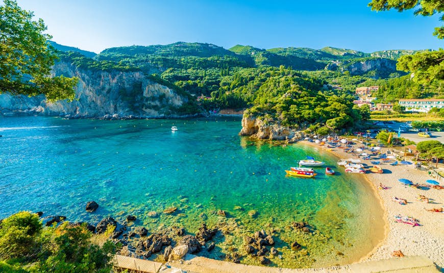 Vacker, Strand, Och, Båt, I, Paleokastritsa,, Korfu, Ö,, Grekland