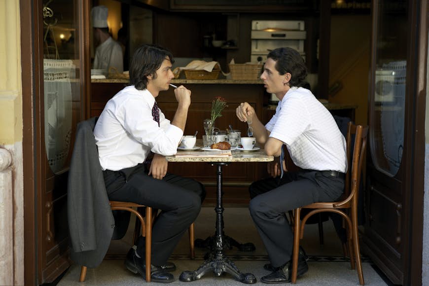Män som tar en kaffe på ett kafé i Budapest
