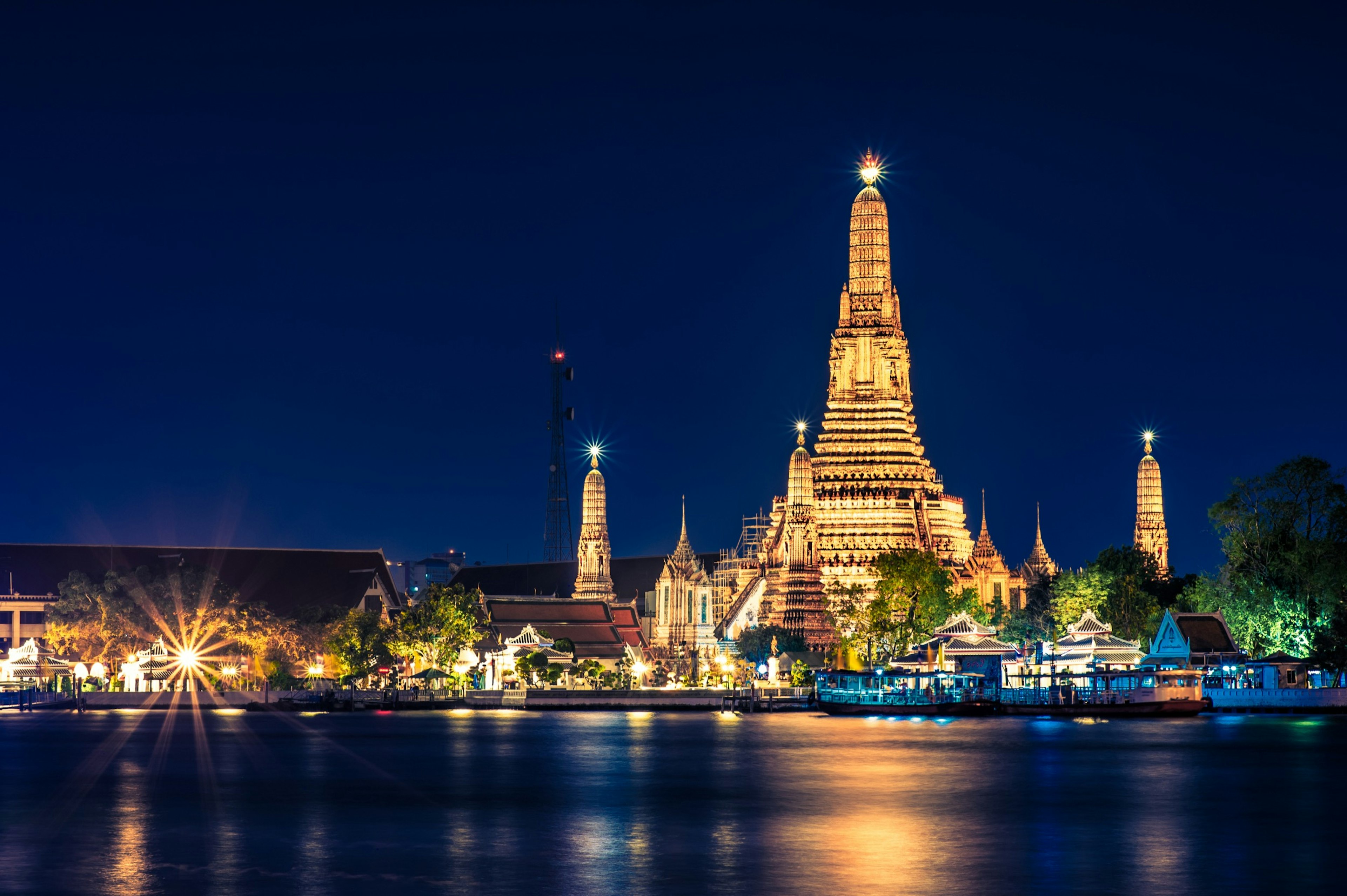 Night,Time,View,Of,Wat,Arun,(temple),Across,Chao,Phraya