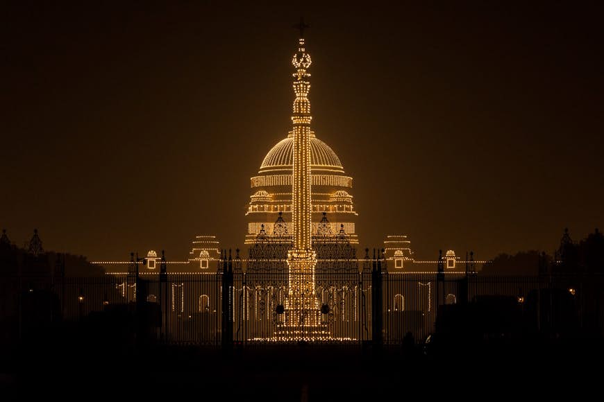 Ночной вид на Раштрапати Бхаван (президент, дворец), Индия, на
