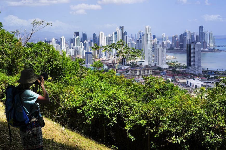 Une femme regarde les toits de la ville de Panama depuis le Cerro Ancon