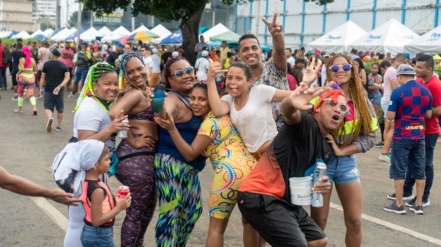 Los jóvenes panameños hacen una pose tonta durante las celebraciones del Carnaval en la Ciudad de Panamá, Panamá, América Central
