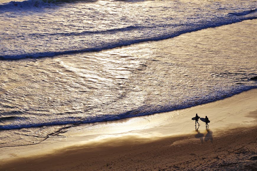 Surfeurs sur les rives de la plage de Beliche, Algarve