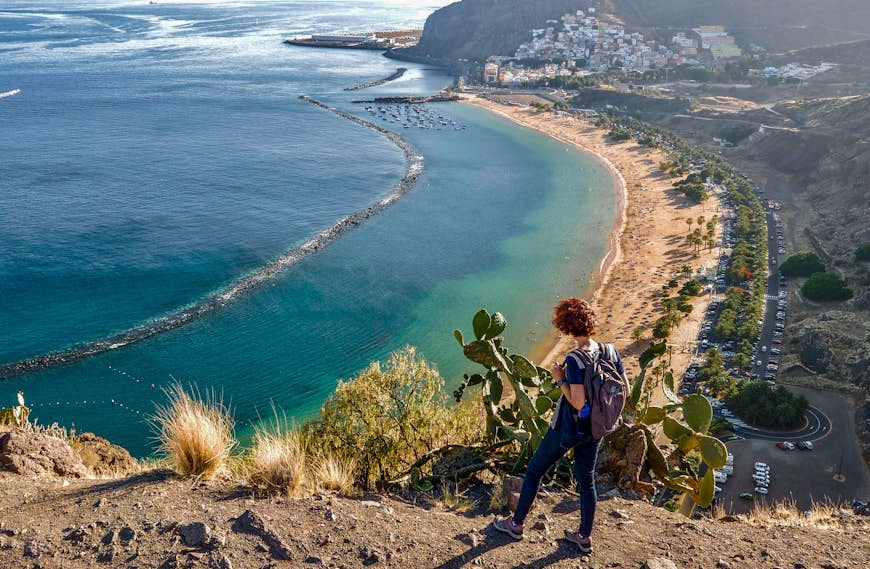 Randonneuse à la recherche de la plage de Las Teresitas à Tenerife