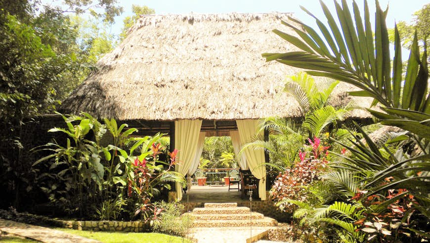 Le restaurant au toit de chaume du Table Rock Lodge au Belize