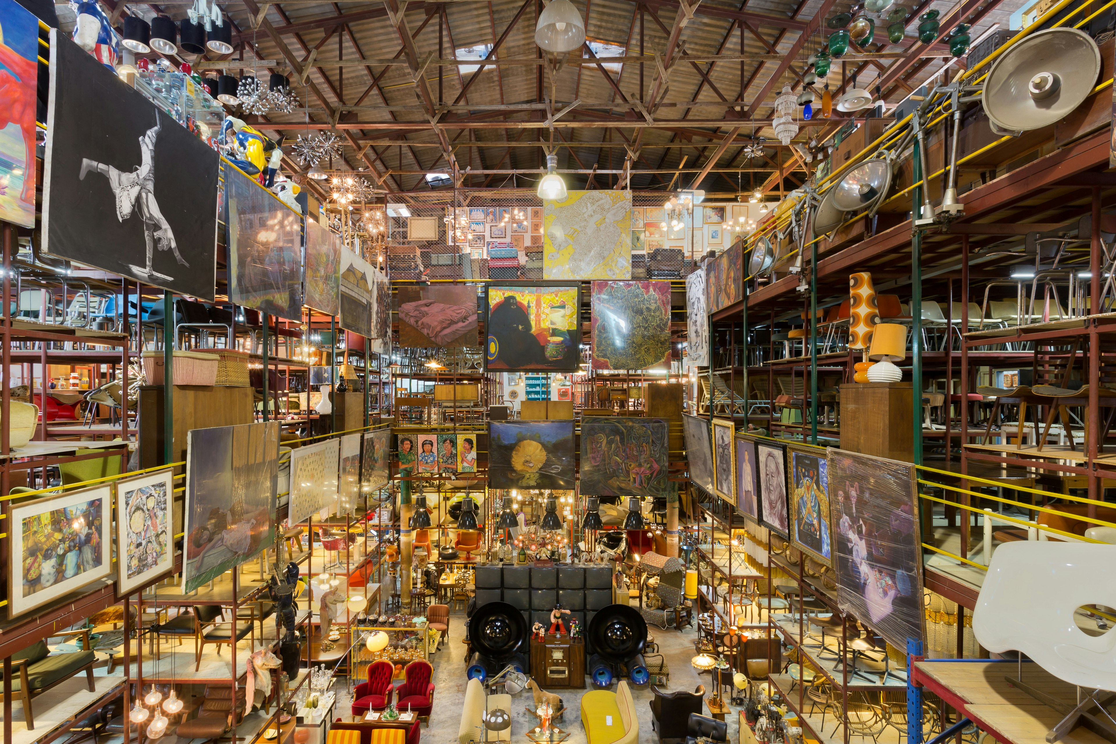 Разнообразные винтажные объекты и мебель в Papaya Studio в Бангкоке