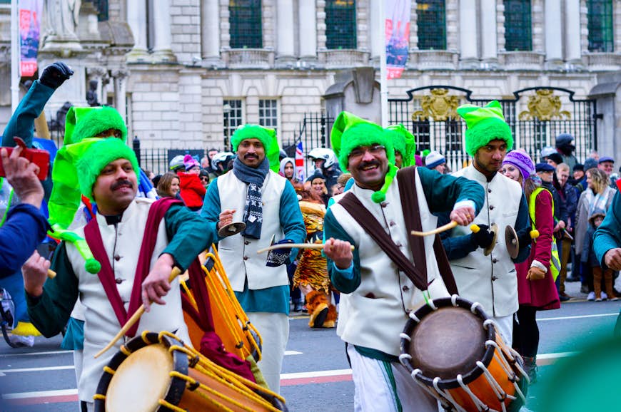 Un groupe de batteurs en perruques vertes participe aux célébrations de la Saint-Patrick à Belfast, en Irlande du Nord, Royaume-Uni