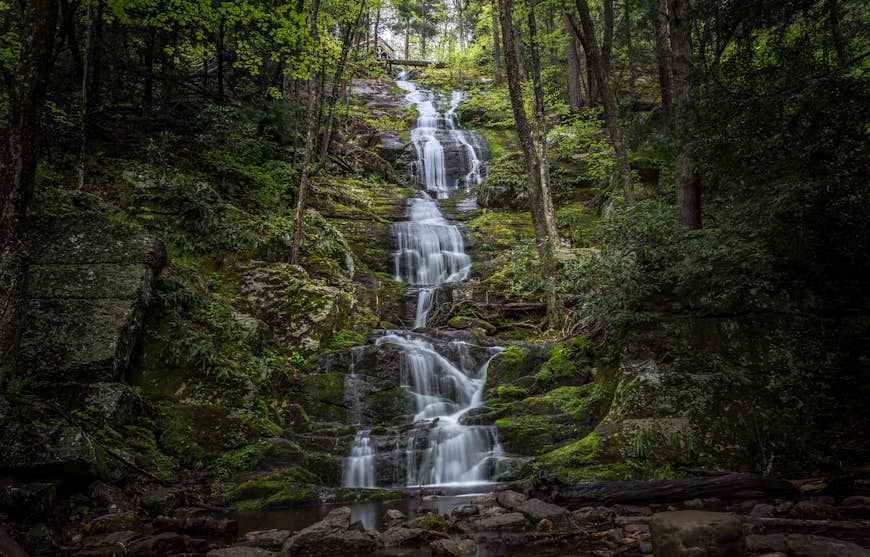 Une grande cascade entourée de verdure dans le Delaware Water Gap National Recreation Area, États-Unis