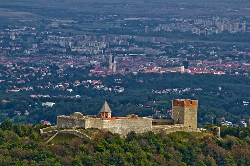 Le château de Medvedgrad vu du haut de la montagne Medvdnica