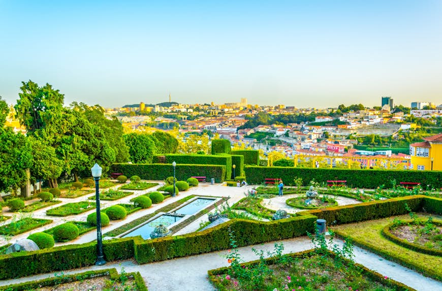 Porto i fjärran bakom Garden Of The Crystal Palace, Portugal