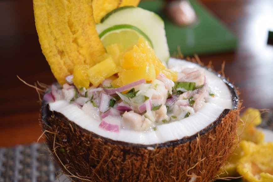 Le ceviche est servi dans une coquille de noix de coco au Panama