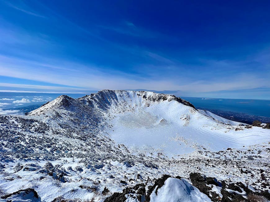 La montagne Halla enneigée sur l'île de Jeju, Corée du Sud