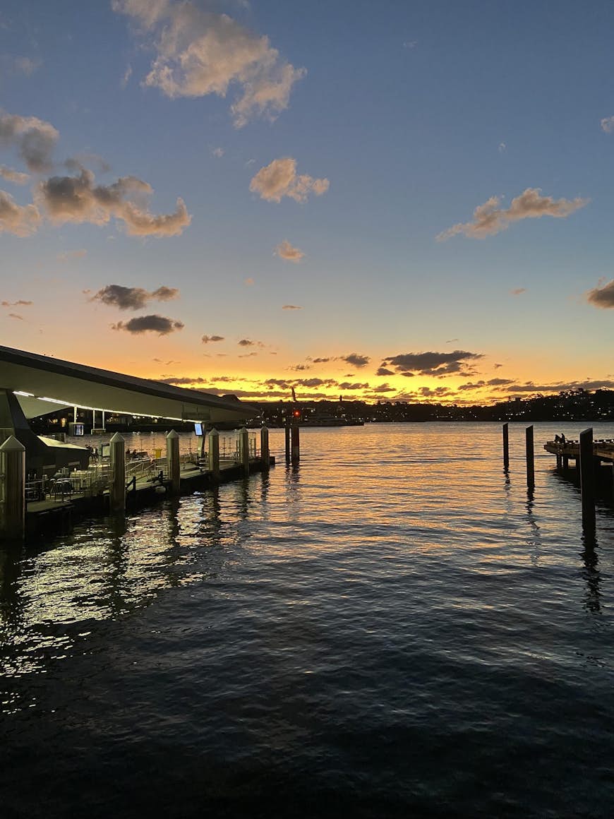 Le soleil se couche dans le port de Sydney